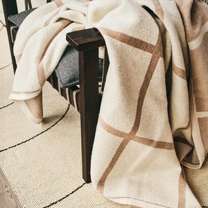 Vevd pledd i lammeull Criss Beige