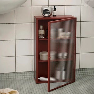 Haze Vegghengt Skap - Reeded Glass - Oxide Red
